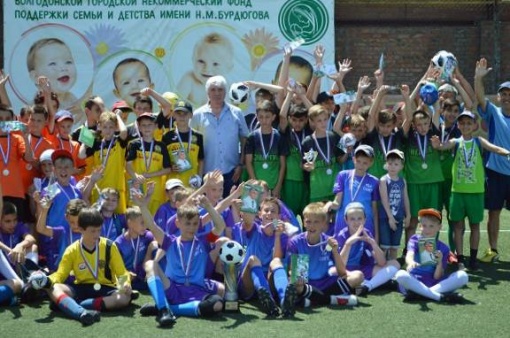  Легенда советского футбола Евгений Ловчев, в городе Волгодонске, наградил победителей и призёров традиционного детского областного турнира по футболу. 