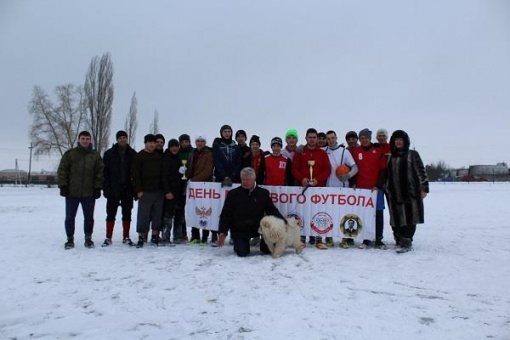 Играть в футбол на снегу В Чертково стало доброй традицией! 