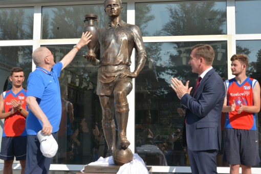 На стадионе «Олимп-2» открыта скульптурная композиция «Футболист», в честь прославленного донского футболиста Виктора Понедельника