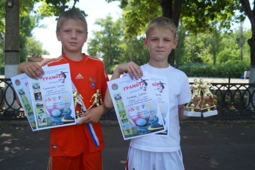 В Донецке прошел детский футбольный праздник "Лето"в честь "Всероссийского дня футбола"