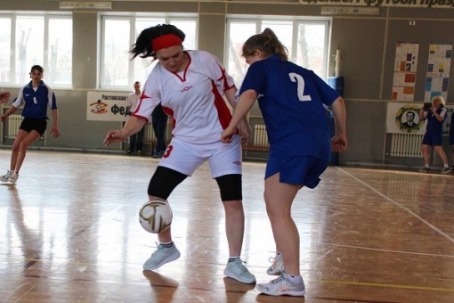 Накануне женского дня девушки сыграли в мини-футбол