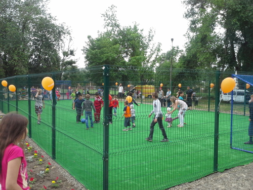 В Александровском парке г.Шахты открылась детская площадка для мини-футбола