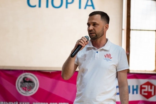 Сегодня день рождения у главного специалиста развития игровых видов спорта областного Министерства по физической культуре и спорту Евгения Денисенко. Ему исполнилось 40 лет.