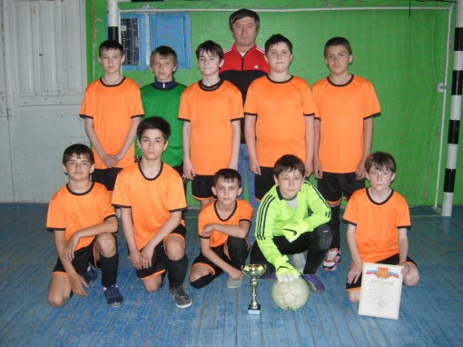 Футболисты Лысогорской СОШ пробились на зональный этап розыгрыша «Кожаного мяча». 