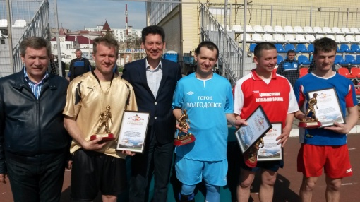 Новошахтинск первенствовал в соревнованиях по мини-футболу среди команд городских округов и муниципальных районов Ростовской области. 
