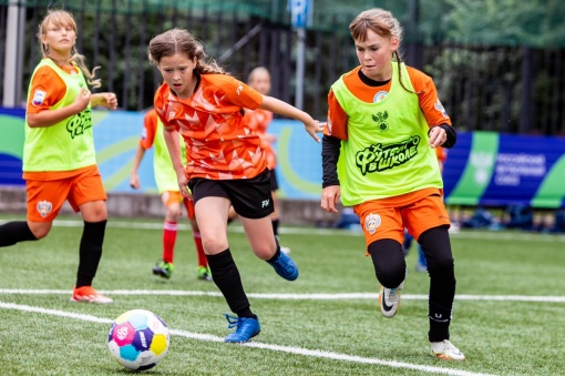 В нескольких шагах от пьедестала