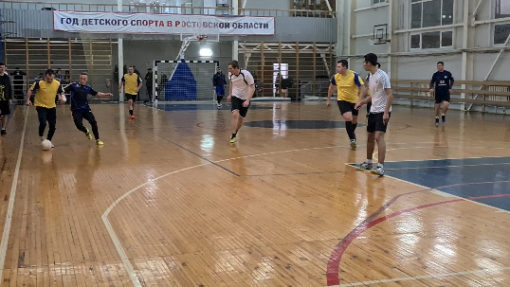 Шахтинские полицейские провели товарищеский матч по мини-футболу со студентами