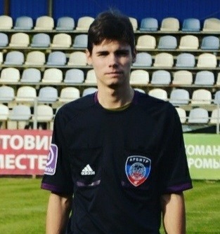 Молодые арбитры готовятся выйти на футбольное поле