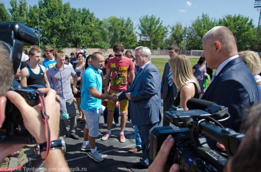 Губернатор Василий Голубев посетил стадион «Прогресс»