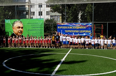 Дети Ворошиловского района получили в подарок современную спортивную площадку