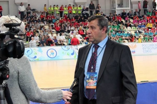 Сегодня свой 56-й день рождения отмечает член Исполкома федерации футбола Ростовской области, председатель комитета футзала РРООФФ и ЮФО/СКФО, инспектор РРООФФ, куратор всероссийского проекта «Футбол в школе» в Ростовской области Аркадий Акопян